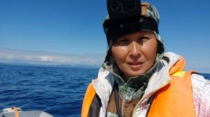 Мы идём за тунцом, а в море ходят большие волны..