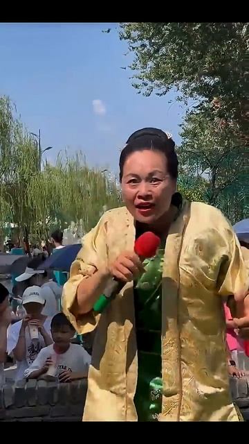 Granny With A Chicken Neck #animals