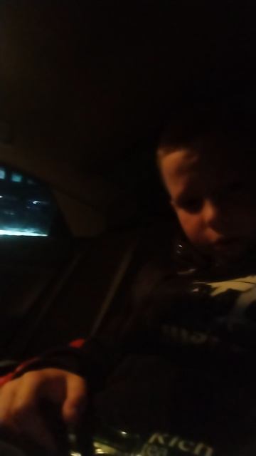 Сижу в машине и говорю про рыбалку