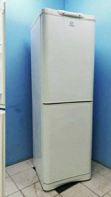 как снять фальшпанель на холодильнике Indesit. всё очень просто. смотреть онлайн