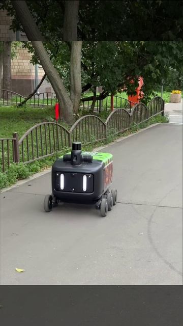 в Москве замечены роботы доставщики в стиле Майнкрафт