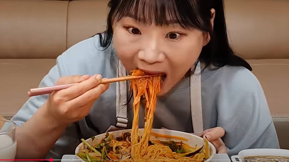 🔥🍲 Мукбанг и Mukbang: Корейская традиционная рыночная еда 🍱 Пряная свинина, лапша из сырой рыбы смотреть онлайн