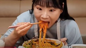 🔥🍲 Мукбанг и Mukbang: Корейская традиционная рыночная еда 🍱 Пряная свинина, лапша из сырой рыбы