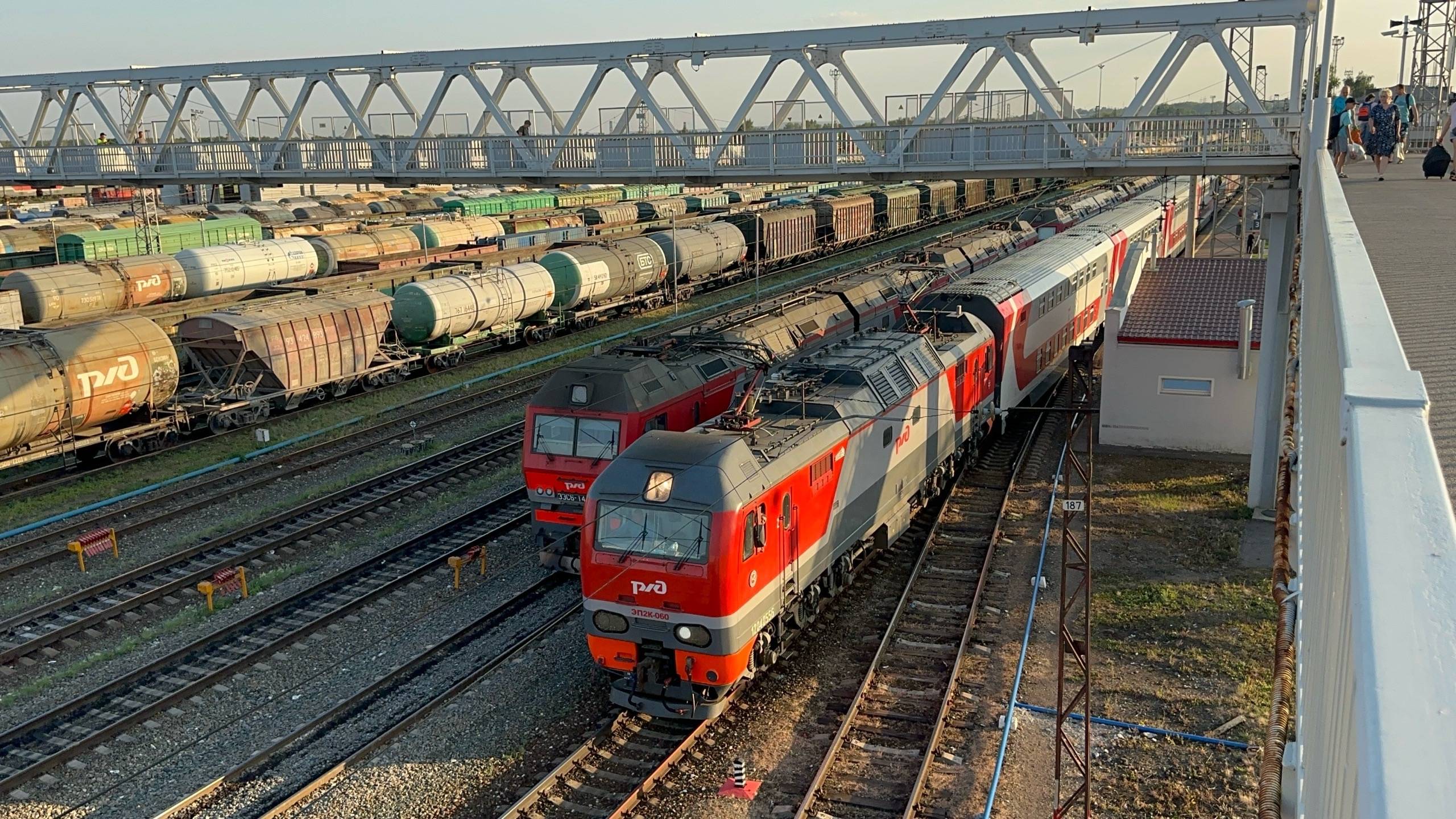 Электровоз ЭП2К - 060 с пасс.поездом на ст.Дёма, август 2025 года смотреть онлайн