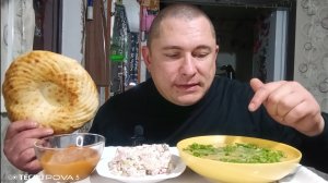 мукбанг/обжорыч/тушёная картошка, салат оливье с ветчиной/