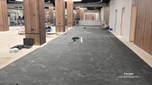 Укладка регупола. Рулонного покрытия из резиновой крошки.