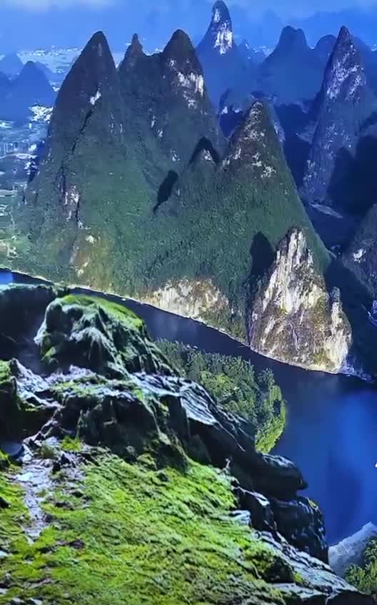 Гуйлинь - это уникальный город в Южном Китае, который славится своими неповторимыми пейзажами. Го... смотреть онлайн