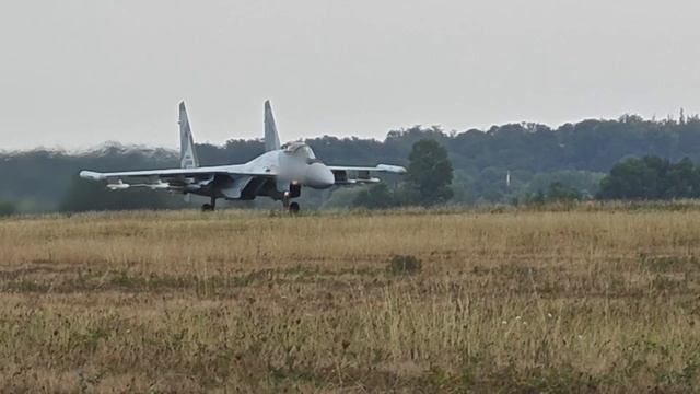 Самолет СУ-35С. смотреть онлайн