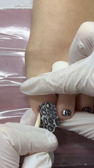 Процесс педикюра с пленками