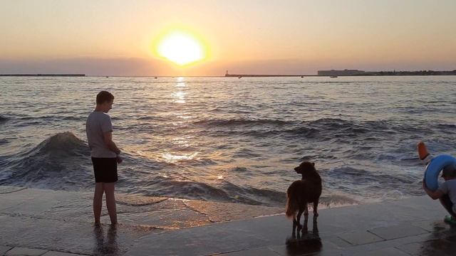 На набережной у моря смотреть онлайн