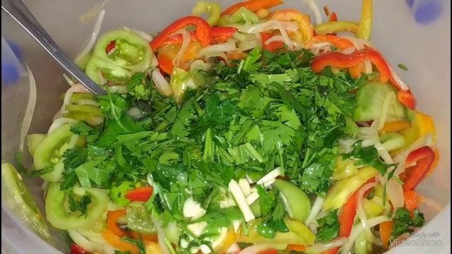 Вкусный и хрустящий салат из Зеленых помидоров на зиму! смотреть онлайн