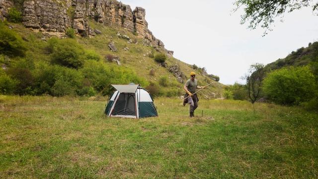 БУШКРАФТ Кемпинг в ПОТРЯСАЮЩЕМ горном ущелье и навыки Выживания смотреть онлайн