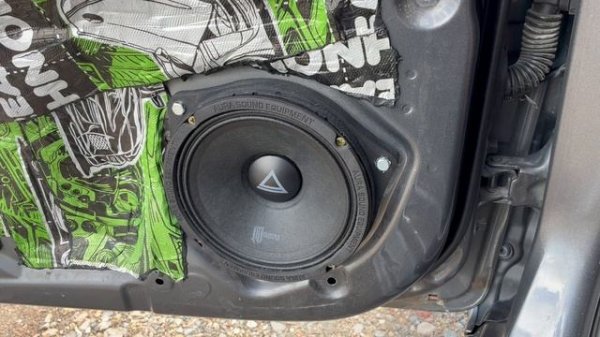 Прослушивание эстрадной акустики Aura MONSTRO-65