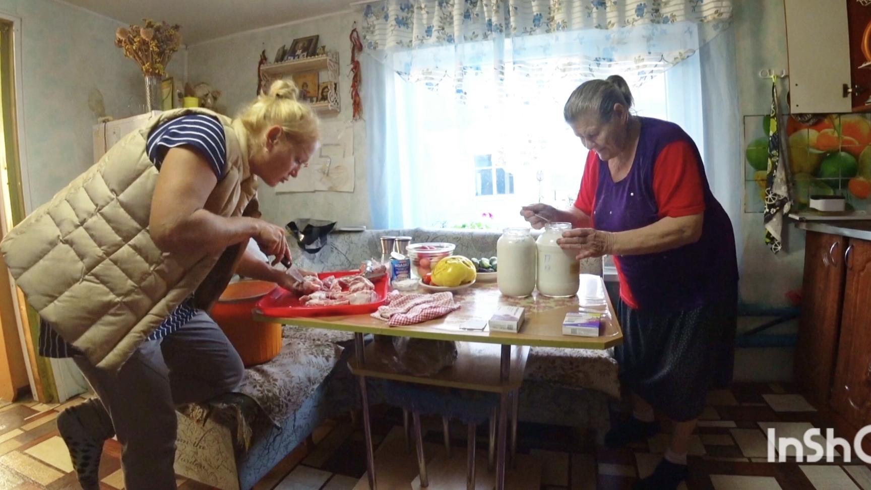 Кормление поросят,Деревенские хлопоты,чем занимались?,на хозяйстве с бабушкой смотреть онлайн