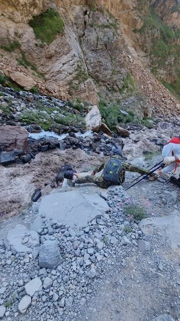 К чему была эта табличка - Тропа закончилась, дальше идти опасно для жизни...