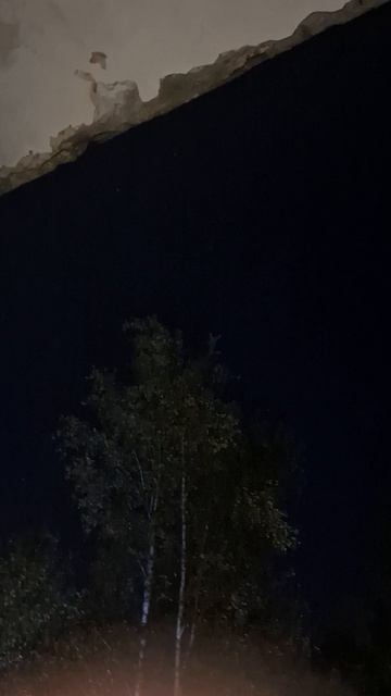 Вам не видно, но там МКС быстро движется... она падает?