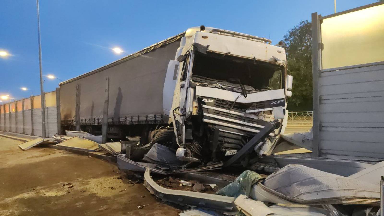 Работает грузовой эвакуатор. Вытаскиваем фуру из забора. 8 937 536 30 36 смотреть онлайн