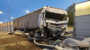 Работает грузовой эвакуатор. Вытаскиваем фуру из забора. 8 937 536 30 36