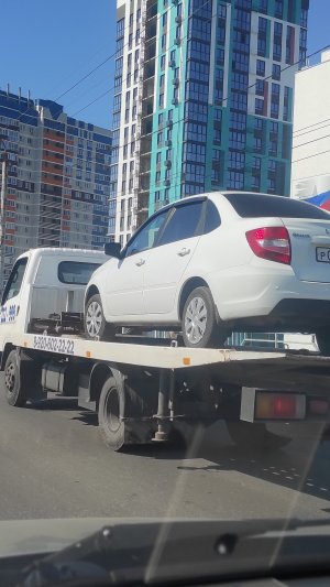 Эвакуатор везёт новую Лада Гранта.