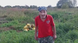 Дед Матвей получил посылку.