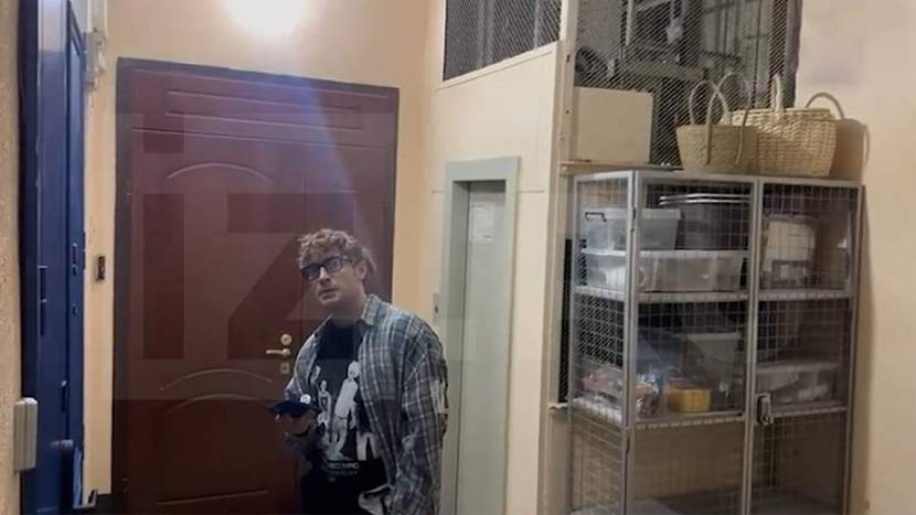 Актер Антон Филипенко пришел навестить Аглаю Тарасову смотреть онлайн