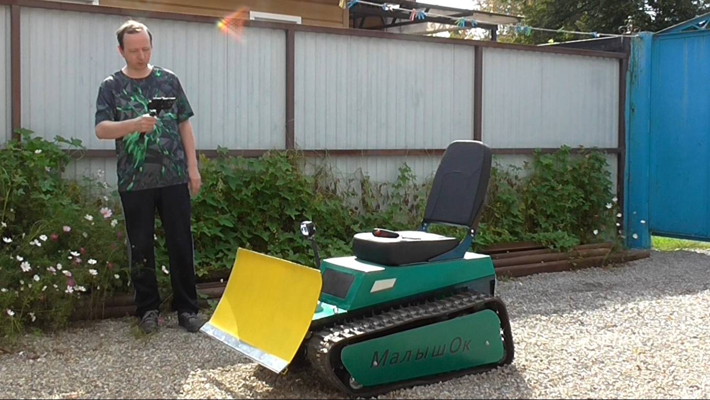 Малыш тянет автомобиль