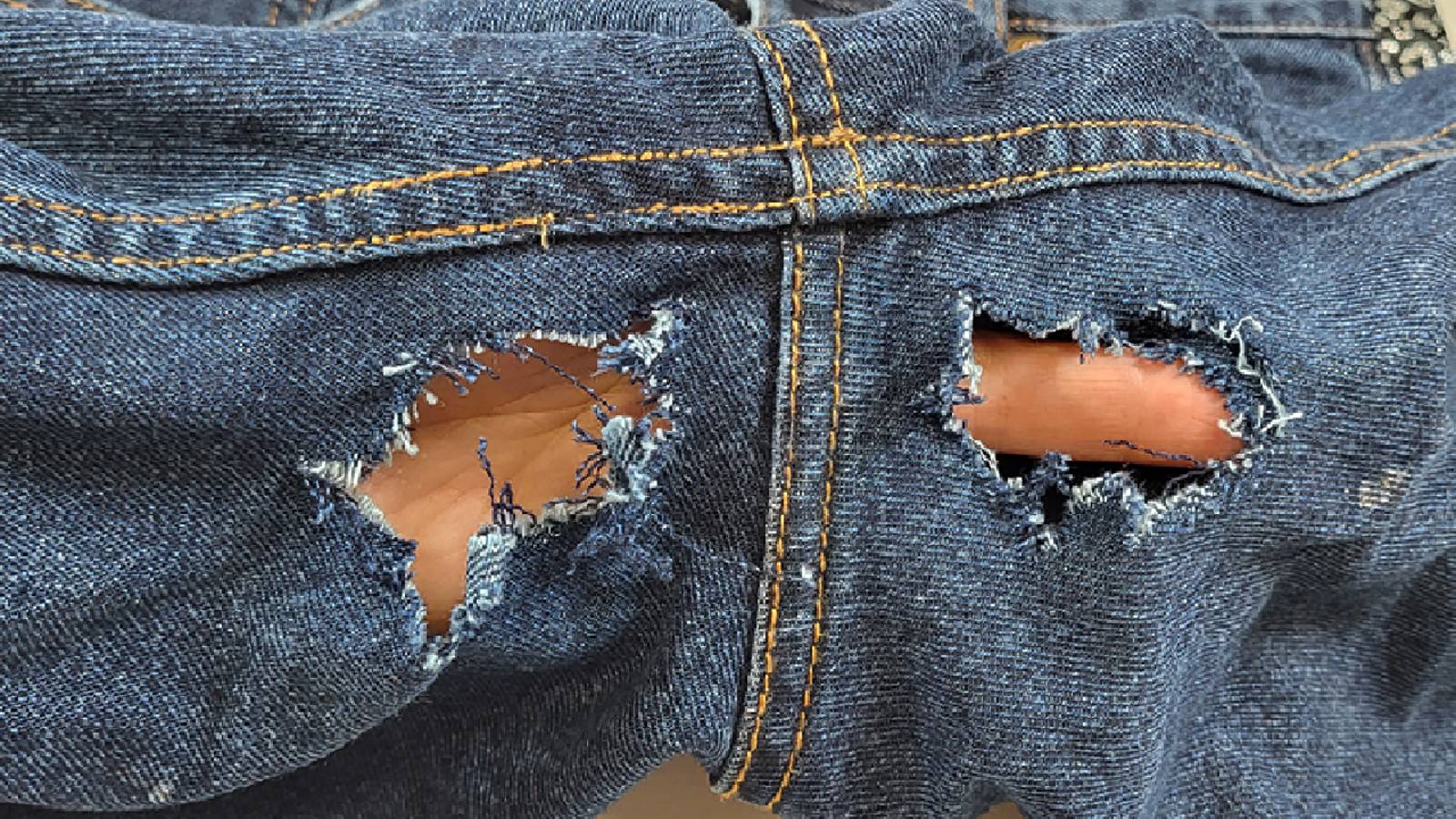 Волшебное решение: как заделать большие дырки на джинсах между ног, не оставляя следов смотреть онлайн