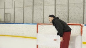 100 СЛОЕВ ПЛЕНКИ vs ХОККЕИСТ! Сколько слоев пленки остановит Шайбу?