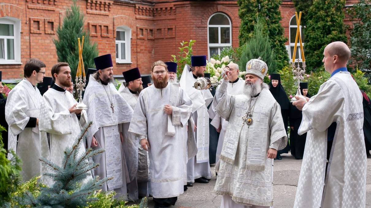 Архиерейское богослужение в день памяти служения Патриарха Тихона смотреть онлайн