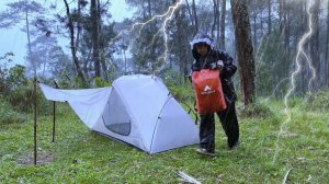 Очень сильный дождь с грозой‼️Одиночный поход под проливным дождем с грозой‼️