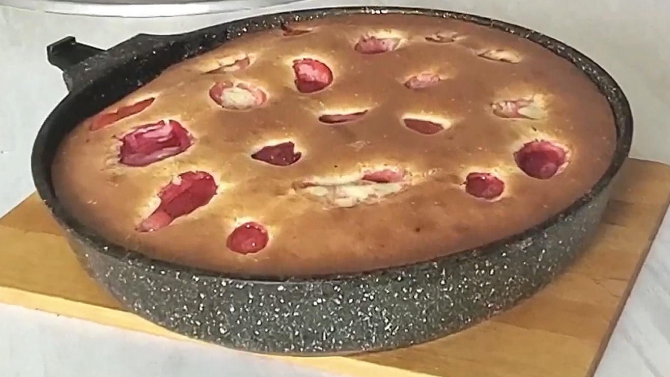 Пирог на скорую руку. Молоко и клубника-очень вкусно! смотреть онлайн