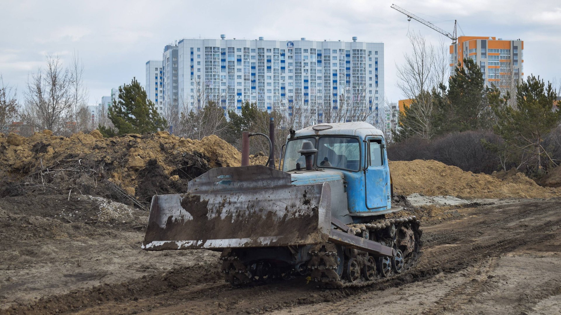 Гусеничный трактор ДТ-75М "Казахстанец". Планировка участка. Звук А-41. / Old Soviet tractor DT-75M смотреть онлайн