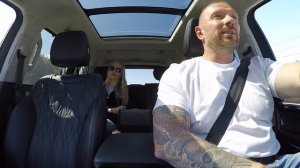 Высокомерная пассажирка за неоткрытую дверь пугает таксиста высокопоставленным отцом