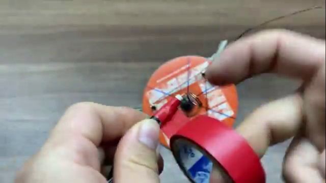 Интернет не нужен! Просто поместите светодиодную лампу в банку из-под тунца и наслаждайтесь смотреть онлайн