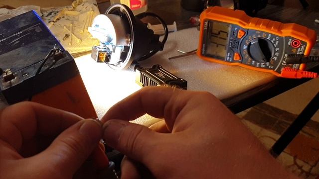 горячая туманка с подключенным блоком от исправной туманки