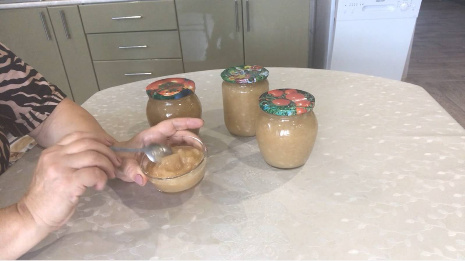 Яблочный конфитюр с добавлением корицы — густое сладкое лакомство смотреть онлайн