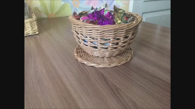 Вазочка с тарелочкой из бумажной лозы / газетных трубочек смотреть онлайн