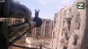 Российский военнослужащий сбивает FPV-дроны противника.