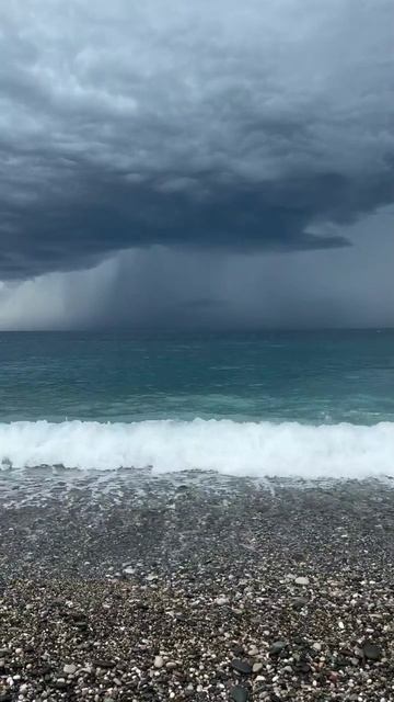 Страшно красивое зрелище, когда над Чёрным морем бушует стихия в виде грозы и дождя (Абхазия, ОСЕНЬ) смотреть онлайн