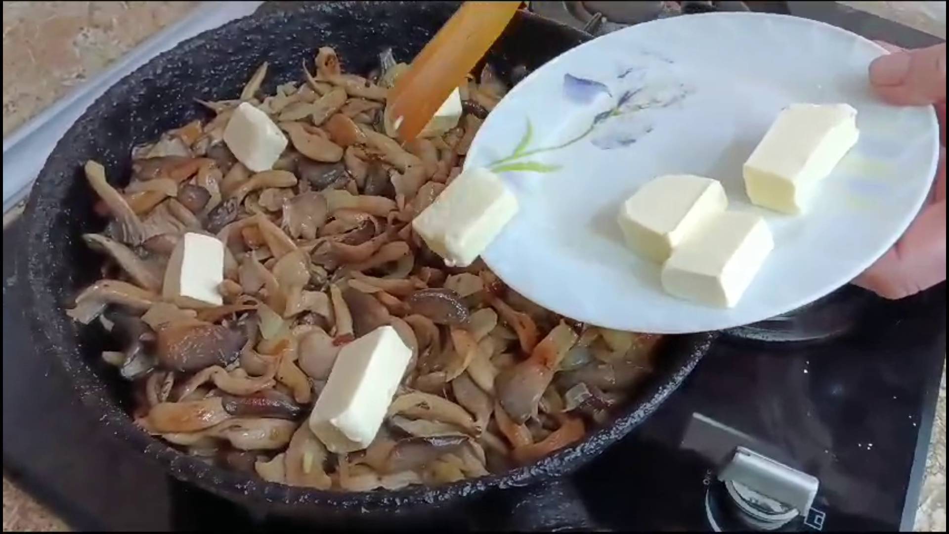 Для хорошего аппетита. Жареные грибы с луком и сливочным маслом. смотреть онлайн