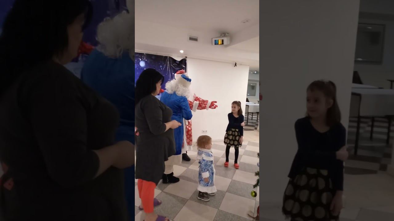 Для деток беженцев из Донбасса к Рождеству праздник с Дедом Морозом и Снегуркой. смотреть онлайн