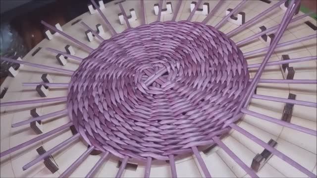 Круглое дно из газетных трубочек на станке смотреть онлайн