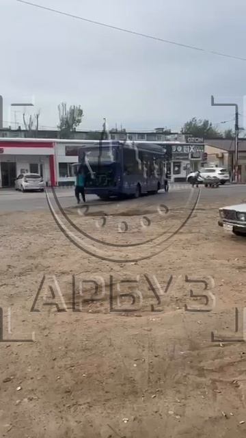 Автобус без водителя врезался в припаркованную машину