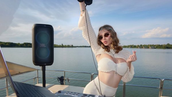 LauraLoove | Sunset Yacht Mix | Laura Love Melodic & Deep House DJ Set