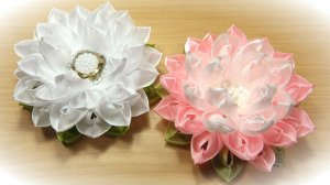 Нежные цветы канзаши из атласных лент своими руками.