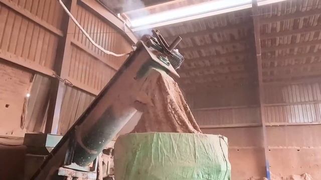 Производство гранул для отопления из древесных опилок. Пакистан