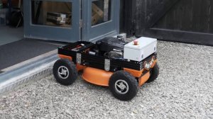 Я сделал радиоуправляемую полноприводную газонокосилку