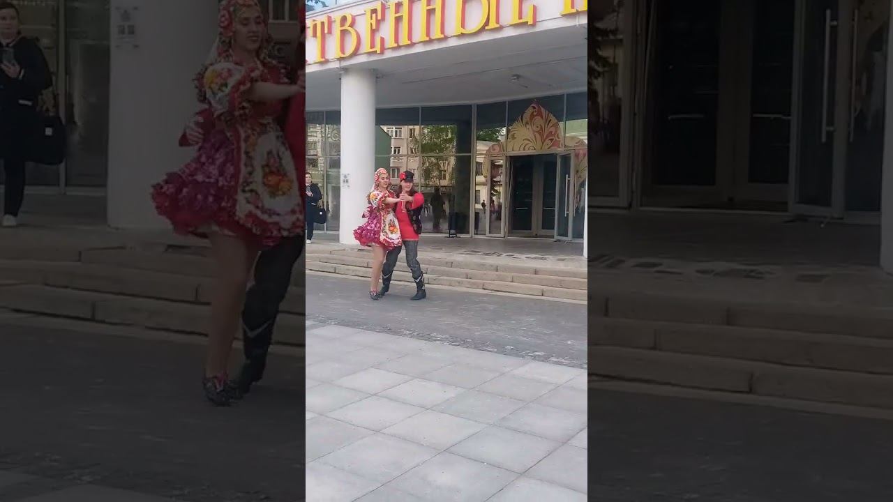 на 9 мая концерт у Художественных промыслов на главной улице города. смотреть онлайн