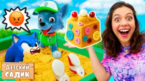 В детском садике игрушки учатся чистить зубки и раскрывают секрет песочного куличика!