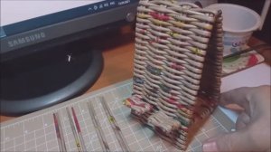 Подставка под телефон из газетных трубочек